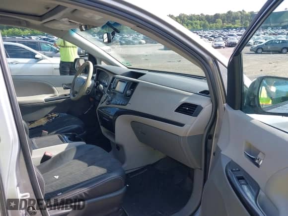 2013 Toyota Sienna SE z VIN 5TDXK3DC4DS280409, wystawiony jako IAAI lot #42830202 z przebiegiem 189 291 mil mil oraz . Historia ofert i sprzedaży dostępna na DreamBid. Obrazek 5.