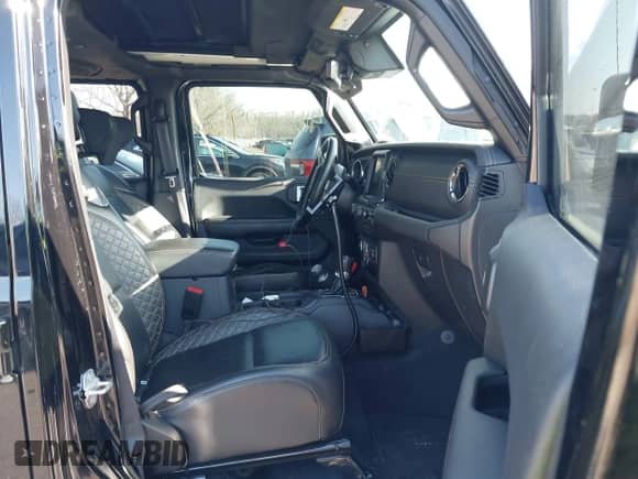 2021 Jeep Wrangler Unlimited Sahara z VIN 1C4JJXP62MW826470, wystawiony jako IAAI lot #41651709 z przebiegiem 44 677 mil mil oraz . Historia ofert i sprzedaży dostępna na DreamBid. Obrazek 5.