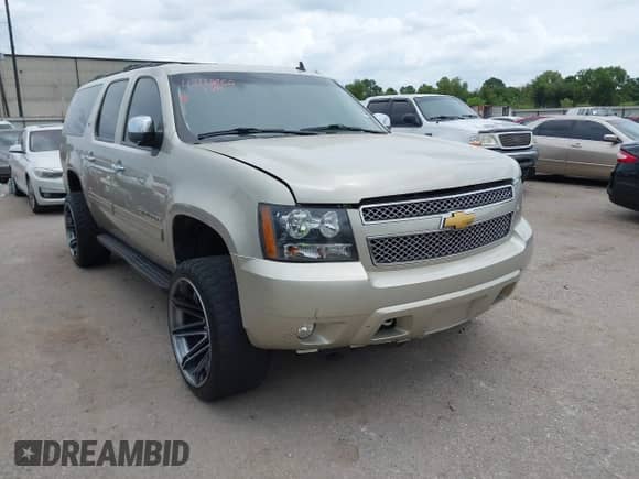 2013 Chevrolet Suburban LT with VIN 1GNSCJE06DR147639, listed as a IAAI auction lot 43112062 with 194,206 mi miles and . Bid and sale history available at DreamBid. Image 1.