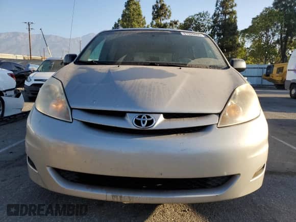 2010 Toyota Sienna CE z VIN 5TDKK4CC2AS334058, wystawiony jako Copart lot #67028095 z przebiegiem 206 076 mil mil oraz Szkoda całkowita • Salvage title. Historia ofert i sprzedaży dostępna na DreamBid. Obrazek 5.