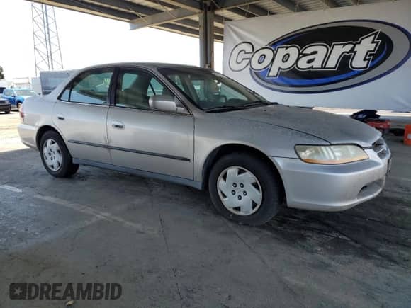 1999 Honda Accord LX z VIN 1HGCG1640XA011756, wystawiony jako Copart lot #56797175 z przebiegiem 191 097 mil mil oraz Czysty tytuł • Clean title. Historia ofert i sprzedaży dostępna na DreamBid. Obrazek 4.