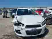 2014 Chevrolet Sonic LT z VIN 1G1JC5SB8E4100279, wystawiony jako IAAI lot #42054058 z przebiegiem 47 526 mil mil oraz . Historia ofert i sprzedaży dostępna na DreamBid. Obrazek 6.