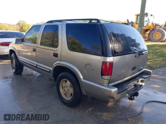 2000 Chevrolet Blazer LT with VIN 1GNDT13W1Y2232175, listed as a IAAI auction lot 43492804 with 210,604 mi miles and . Bid and sale history available at DreamBid. Image 3.