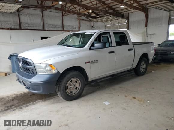 2018 Ram 1500 Tradesman z VIN 1C6RR7KMXJS231197, wystawiony jako Copart lot #62930775 z przebiegiem 114 682 mil mil oraz Czysty tytuł • Clean title. Historia ofert i sprzedaży dostępna na DreamBid. Obrazek 1.