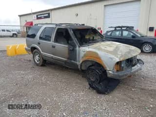 1999 Chevrolet Blazer LT z VIN 1GNDT13W9X2240796, wystawiony jako IAAI lot #41919664 z przebiegiem Nie podano mil oraz . Historia ofert i sprzedaży dostępna na DreamBid. Obrazek 1.