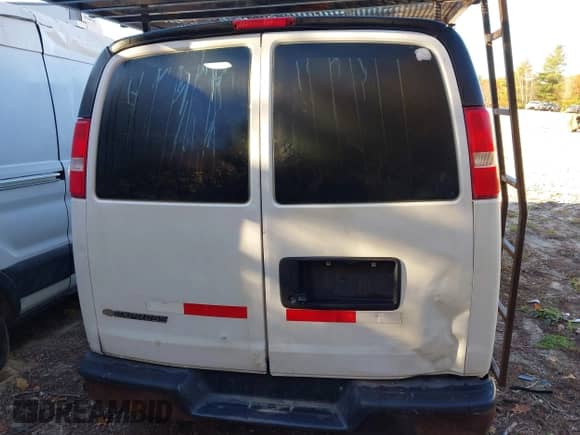 2018 Chevrolet Express Cargo z VIN 1GCWGBFP1J1315181, wystawiony jako IAAI lot #43227788 z przebiegiem 202 417 mil mil oraz . Historia ofert i sprzedaży dostępna na DreamBid. Obrazek 16.