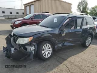 2013 Subaru Forester X Premium z VIN JF2SHADC0DH433371, wystawiony jako Copart lot #55215905 z przebiegiem 147 132 mil mil oraz Szkoda całkowita • Salvage title. Historia ofert i sprzedaży dostępna na DreamBid. Obrazek 1.