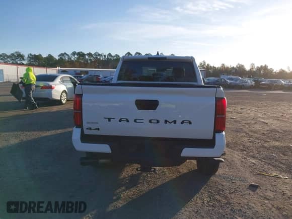 2024 Toyota Tacoma SR5 with VIN 3TYLB5JNXRT041930, listed as a IAAI auction lot 41090783 with 1,237 mi miles and . Bid and sale history available at DreamBid. Image 16.