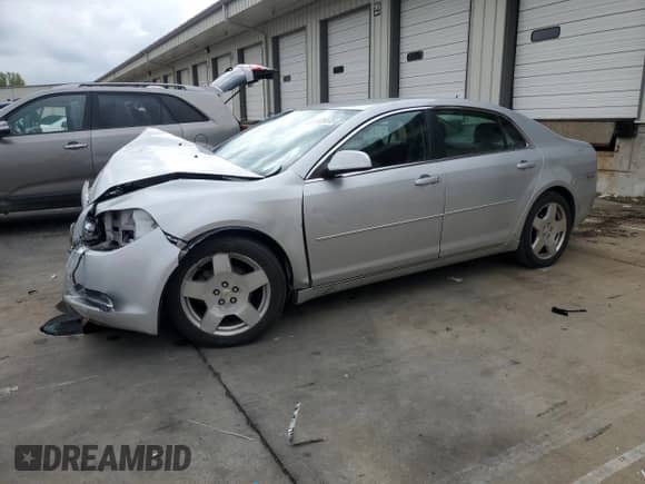 2010 Chevrolet Malibu 2LT z VIN 1G1ZD5E7XAF137730, wystawiony jako Copart lot #84024645 z przebiegiem 238 938 mil mil oraz Szkoda całkowita • Salvage title. Historia ofert i sprzedaży dostępna na DreamBid. Obrazek 1.