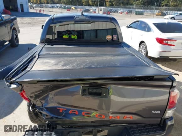 2023 Toyota Tacoma SR с VIN 3TYCZ5AN7PT109786, выставлен на аукционе IAAI как лот 42926073 с пробегом 51 321 миль миль и . История ставок и продаж доступна на DreamBid. Изображение 18.
