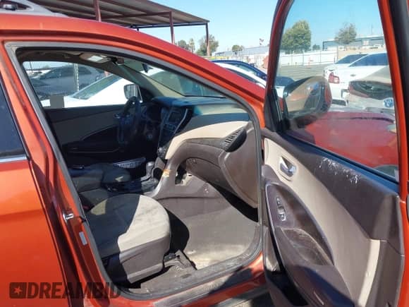 2017 Hyundai Santa Fe 2.4L z VIN 5XYZTDLB1HG443833, wystawiony jako IAAI lot #42908168 z przebiegiem 137 312 mil mil oraz . Historia ofert i sprzedaży dostępna na DreamBid. Obrazek 5.