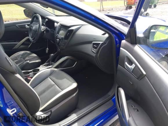 2013 Hyundai Veloster Turbo с VIN KMHTC6AE0DU141811, выставлен на аукционе IAAI как лот 43188913 с пробегом 117 067 миль миль и . История ставок и продаж доступна на DreamBid. Изображение 5.