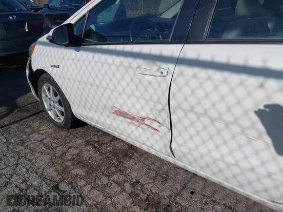 2014 Toyota Prius One z VIN JTDKDTB32E1077721, wystawiony jako IAAI lot #41464708 z przebiegiem Nie podano mil oraz . Historia ofert i sprzedaży dostępna na DreamBid. Obrazek 17.