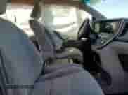 2017 Toyota Sienna LE Auto Access Seat z VIN 5TDKZ3DC9HS824849, wystawiony jako Copart lot #68481085 z przebiegiem Nie podano mil oraz Szkoda całkowita • Salvage title. Historia ofert i sprzedaży dostępna na DreamBid. Obrazek 7.