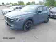 2025 Mazda CX-5 S Carbon Edition z VIN JM3KFBCM0S0678727, wystawiony jako IAAI lot #43111665 z przebiegiem 6 866 mil mil oraz . Historia ofert i sprzedaży dostępna na DreamBid. Obrazek 2.