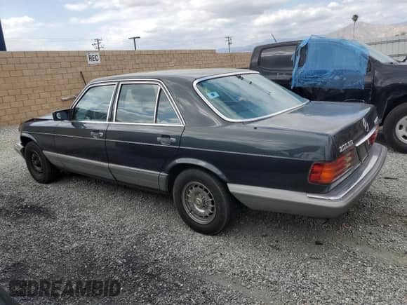 1985 Mercedes-Benz 300 z VIN WDBCB20C8FA141333, wystawiony jako Copart lot #51154565 z przebiegiem 123 377 mil mil oraz Czysty tytuł • Clean title. Historia ofert i sprzedaży dostępna na DreamBid. Obrazek 2.