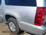 2010 Chevrolet Suburban LT z VIN 1GNUCJE04AR251342, wystawiony jako IAAI lot #42851505 z przebiegiem 243 731 mil mil oraz . Historia ofert i sprzedaży dostępna na DreamBid. Obrazek 6.