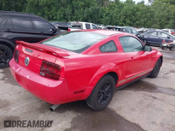 2005 Ford Mustang Deluxe с VIN 1ZVFT80N355177998, выставлен на аукционе IAAI как лот 42837004 с пробегом 140 443 миль миль и . История ставок и продаж доступна на DreamBid. Изображение 4.