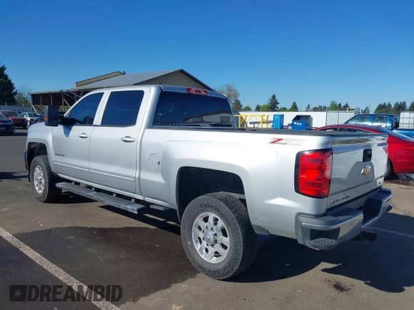 2015 Chevrolet Silverado 2500HD LT z VIN 1GC1KVE83FF653342, wystawiony jako IAAI lot #41970275 z przebiegiem 130 535 mil mil oraz . Historia ofert i sprzedaży dostępna na DreamBid. Obrazek 3.