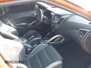 2016 Hyundai Veloster Turbo z VIN KMHTC6AE0GU273097, wystawiony jako IAAI lot #43161179 z przebiegiem 149 883 mil mil oraz . Historia ofert i sprzedaży dostępna na DreamBid. Obrazek 5.