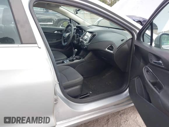 2017 Chevrolet Cruze LT z VIN 1G1BE5SM3H7237486, wystawiony jako IAAI lot #43286450 z przebiegiem 123 809 mil mil oraz . Historia ofert i sprzedaży dostępna na DreamBid. Obrazek 5.