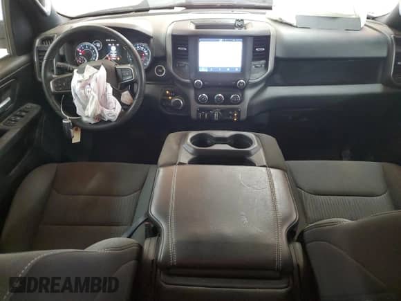 2024 Ram 1500 Tradesman z VIN 1C6RRFCG9RN210418, wystawiony jako Copart lot #82068735 z przebiegiem 71 590 mil mil oraz Szkoda całkowita • Salvage title. Historia ofert i sprzedaży dostępna na DreamBid. Obrazek 8.