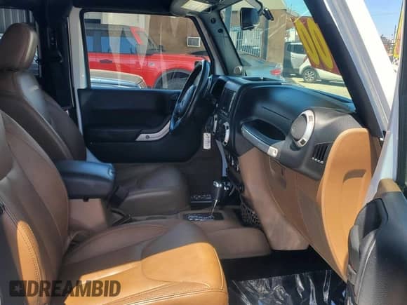 2014 Jeep Wrangler Sahara z VIN 1C4AJWBG3EL197444, wystawiony jako Copart lot #64733055 z przebiegiem 193 278 mil mil oraz Czysty tytuł • Clean title. Historia ofert i sprzedaży dostępna na DreamBid. Obrazek 5.