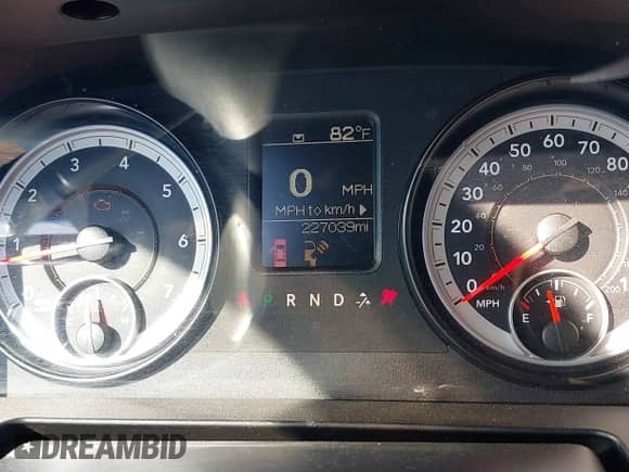 2014 Ram 1500 Express z VIN 3C6JR6AT5EG111434, wystawiony jako IAAI lot #41663335 z przebiegiem 227 039 mil mil oraz . Historia ofert i sprzedaży dostępna na DreamBid. Obrazek 7.