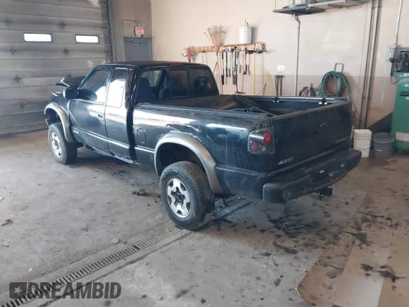 2002 Chevrolet S-10 LS z VIN 1GCCT19W328189054, wystawiony jako IAAI lot #41660988 z przebiegiem 217 256 mil mil oraz . Historia ofert i sprzedaży dostępna na DreamBid. Obrazek 3.