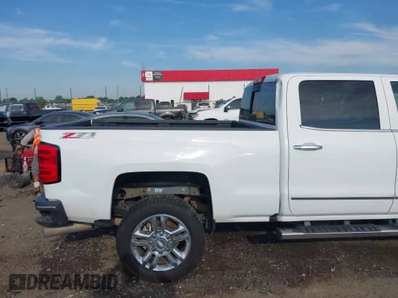 2017 Chevrolet Silverado 2500HD LTZ z VIN 1GC1KWEY8HF162791, wystawiony jako IAAI lot #42572257 z przebiegiem 198 991 mil mil oraz . Historia ofert i sprzedaży dostępna na DreamBid. Obrazek 20.