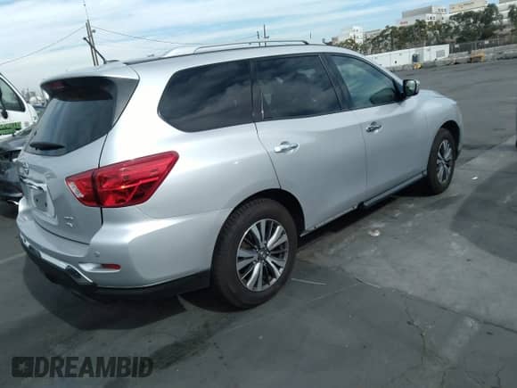 2017 Nissan Pathfinder Platinum with VIN 5N1DR2MM8HC637529, listed as a IAAI auction lot 35997660 with 100,193 mi miles and . Bid and sale history available at DreamBid. Image 4.