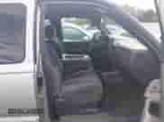 2005 Chevrolet Silverado 1500 LS z VIN 2GCEC19V751152385, wystawiony jako IAAI lot #43360918 z przebiegiem 158 152 mil mil oraz . Historia ofert i sprzedaży dostępna na DreamBid. Obrazek 5.
