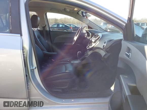 2018 Chevrolet Sonic Premier z VIN 1G1JF5SB5J4106865, wystawiony jako IAAI lot #41540905 z przebiegiem 108 628 mil mil oraz . Historia ofert i sprzedaży dostępna na DreamBid. Obrazek 5.