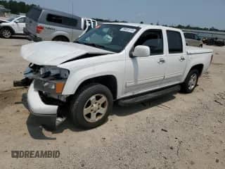 2012 Chevrolet Colorado 1LT z VIN 1GCDSCFE1C8102199, wystawiony jako Copart lot #59015115 z przebiegiem Nie podano mil oraz Szkoda całkowita • Salvage title. Historia ofert i sprzedaży dostępna na DreamBid. Obrazek 1.