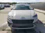 2023 Hyundai Kona SEL с VIN KM8K32AB9PU957625, выставлен на аукционе Copart как лот 85148235 с пробегом 14 345 миль миль и На запчасти • Non repairable. История ставок и продаж доступна на DreamBid. Изображение 5.