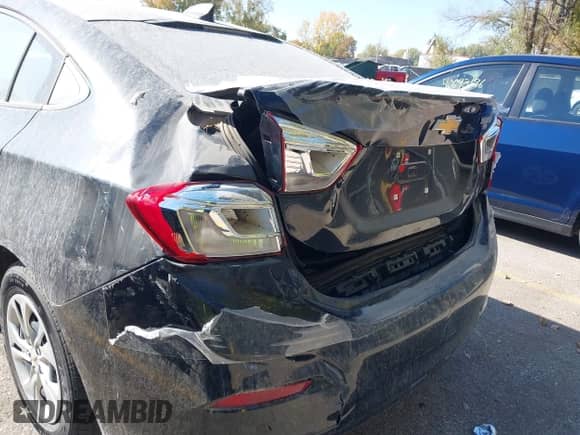 2019 Chevrolet Cruze z VIN 1G1BJ5SM9K7104766, wystawiony jako IAAI lot #39784498 z przebiegiem Nie podano mil oraz . Historia ofert i sprzedaży dostępna na DreamBid. Obrazek 6.