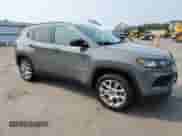 2023 Jeep Compass Latitude Lux z VIN 3C4NJDFN6PT534940, wystawiony jako Copart lot #67419435 z przebiegiem 7 930 mil mil oraz Szkoda całkowita • Salvage title. Historia ofert i sprzedaży dostępna na DreamBid. Obrazek 4.