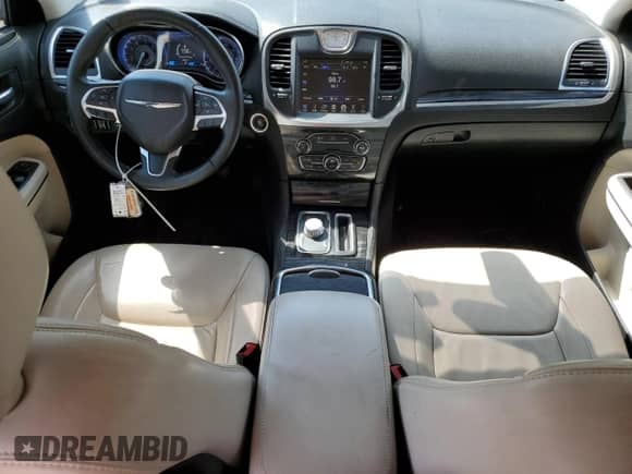 2016 Chrysler 300 Anniversary Edition с VIN 2C3CCAAG3GH216814, выставлен на аукционе Copart как лот 81616785 с пробегом 82 690 миль миль и Списание • Salvage title. История ставок и продаж доступна на DreamBid. Изображение 8.