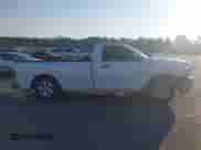 2018 Ram 1500 Tradesman z VIN 3C6JR6DG6JG157833, wystawiony jako IAAI lot #41794118 z przebiegiem 205 186 mil mil oraz . Historia ofert i sprzedaży dostępna na DreamBid. Obrazek 12.