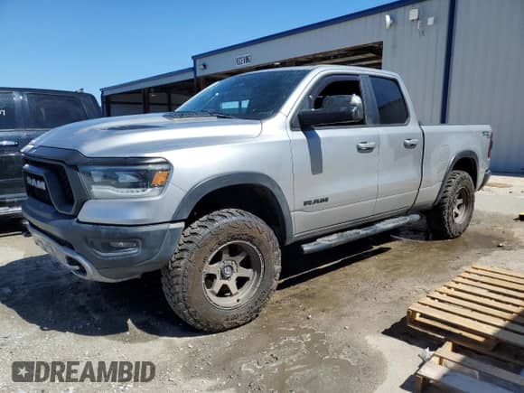 2019 Ram 1500 Rebel z VIN 1C6SRFET7KN796215, wystawiony jako Copart lot #86126745 z przebiegiem Nie podano mil oraz Nie do naprawy • Non repairable. Historia ofert i sprzedaży dostępna na DreamBid. Obrazek 1.