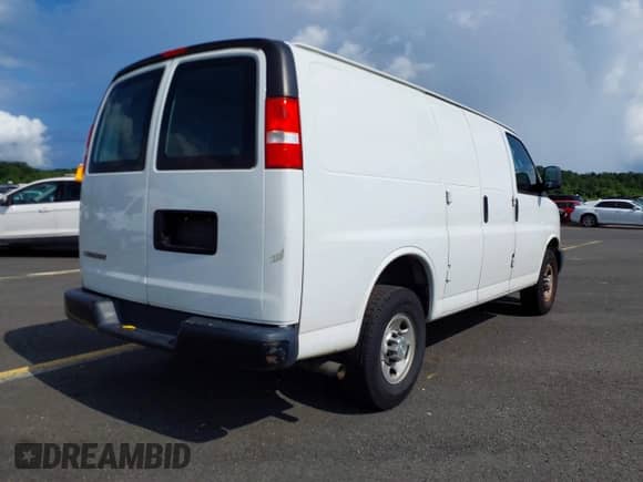 2019 Chevrolet Express Cargo z VIN 1GCWGAFP8K1370495, wystawiony jako IAAI lot #42692818 z przebiegiem 73 398 mil mil oraz . Historia ofert i sprzedaży dostępna na DreamBid. Obrazek 4.