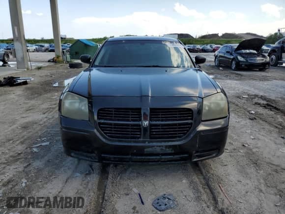 2005 Dodge Magnum SE with VIN 2D4FV48V55H692409, listed as a Copart auction lot 55905624 with 221,676 mi miles and Salvage title. Bid and sale history available at DreamBid. Image 5.