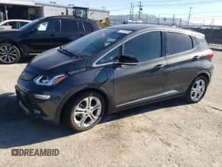 2020 Chevrolet Bolt EV LT z VIN 1G1FY6S08L4118077, wystawiony jako Copart lot #77114953 z przebiegiem 130 603 mil mil oraz . Historia ofert i sprzedaży dostępna na DreamBid. Obrazek 1.