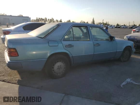 1991 Mercedes-Benz 300 E с VIN WDBEA30D7MB402534, выставлен на аукционе Copart как лот 69520695 с пробегом 131 807 миль миль и Чистый • Clean title. История ставок и продаж доступна на DreamBid. Изображение 3.