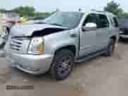 2013 Cadillac Escalade Luxury z VIN 1GYS4BEFXDR370437, wystawiony jako IAAI lot #42779481 z przebiegiem Nie podano mil oraz . Historia ofert i sprzedaży dostępna na DreamBid. Obrazek 2.