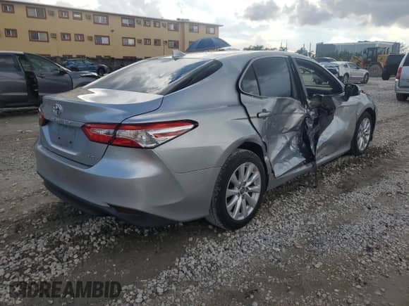 2020 Toyota Camry LE z VIN 4T1C11AKXLU998943, wystawiony jako Copart lot #85924055 z przebiegiem 20 948 mil mil oraz Szkoda całkowita • Salvage title. Historia ofert i sprzedaży dostępna na DreamBid. Obrazek 3.