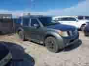 2005 Nissan Pathfinder SE z VIN 5N1AR18U75C716208, wystawiony jako IAAI lot #42449063 z przebiegiem 166 108 mil mil oraz . Historia ofert i sprzedaży dostępna na DreamBid. Obrazek 1.