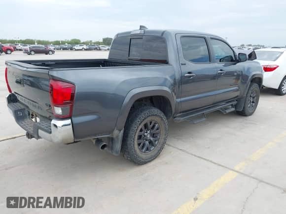 2023 Toyota Tacoma SR5 z VIN 3TMAZ5CN0PM200298, wystawiony jako IAAI lot #42880608 z przebiegiem 73 069 mil mil oraz . Historia ofert i sprzedaży dostępna na DreamBid. Obrazek 4.