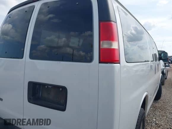 2008 Chevrolet Express Passenger with VIN 1GAGG25KX81197208, listed as a IAAI auction lot 42022924 with Not provided miles and . Bid and sale history available at DreamBid. Image 4.