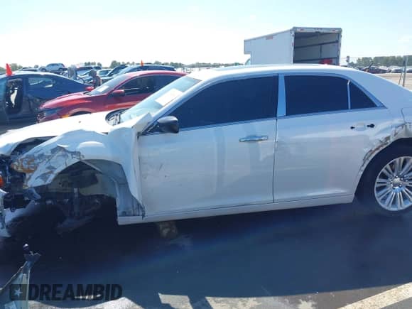 2013 Chrysler 300 C с VIN 2C3CCAET4DH641171, выставлен на аукционе IAAI как лот 43354589 с пробегом 191 295 миль миль и . История ставок и продаж доступна на DreamBid. Изображение 15.